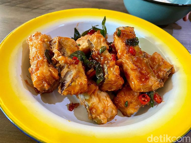 Resto Medan Ini Punya Terong Goreng Madu yang Nikmatnya Nagih!