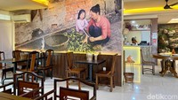 Bangunannya rumah besar dan luas dengan area bersantap yang terkesan homey. Soup Today menawarkan menunya sejak pagi dengan deretan menu sarapan.