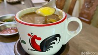 Kopi Arang Mentega (Rp 28.000) disajikan dengan tungku arang mungil yang berfungsi menjaga minuman tetap panas. Cita rasa kopi yang dicampur mentega ternyata creamy nikmat!