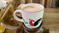 Pilihan lain, Teh Tarik Aren (Rp 28.000). Rasanya tak kalah nikmat, namun lebih manis dan kuat rasa susunya. Gula aren memberi aksen manis yang berbeda pada cita rasa minuman. 