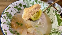 Kalau mau yang berkuah segar, coba cicip Bihun Sup Ikan (Rp 55.000). Isinya bihun, fillet ikan goreng tepung, irisan tomat hijau, irisan bawang putih, daun bawang, dan taburan bawang putih goreng.