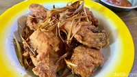 Ayam Goreng Sereh (Rp 65.000) disajikan dengan taburan sereh goreng. Ayam gorengnya seperti dilapisi tepung tipis. Bagian luarnya garing dan dalamnya lembut juicy.