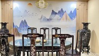 Area makan di sini terbagi jadi beberapa spot, bahkan ada ruang makan privat yang juga nyaman. Dekorasi Oriental tergambar kuat dari adanya lukisan hingga guci. 