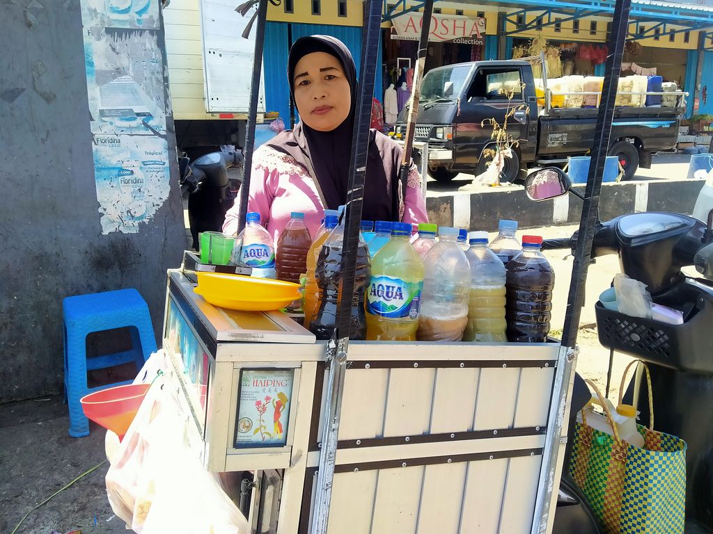 Erna Sriwahyuni (51) salah satu pedangang jamu keliling asal Kelurahan Loloan Barat, Negara, Jembrana Bali, Rabu (28/9/2022) mengaku senang dengan rencana pemerintah segera mencairkan dana subsidi BBM.
