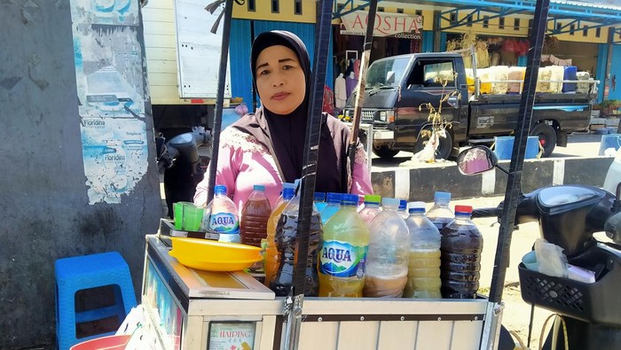 Erna Sriwahyuni (51) salah satu pedangang jamu keliling asal Kelurahan Loloan Barat, Negara, Jembrana Bali, Rabu (28/9/2022) mengaku senang dengan rencana pemerintah segera mencairkan dana subsidi BBM.