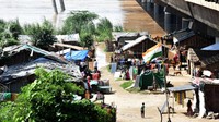 Pejabat setempat mengatakan, Sungai itu diperkirakan akan membengkak lebih lanjut pada hari Rabu.