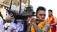 Pada saat itu, penyakit malaria menjadi jadi salah satu pembunuh di Pulau Phuket. Sudah tak ada yang berharap, tapi anggota kelompok opera ini justru berangsur pulih. Setelah sembuh, orang-orang yang bertahan hidup mengekspresikan kebahagiaan mereka dengan festival. Tapi makin ke sini, caranya semakin ekstrem.  