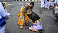 Ada yang rela menusuk pipi mereka dengan pisau sampai barang-barang rumah tangga lainnya. Mereka percaya bahwa dewa akan melindungi mereka dari bahaya. Pengorbanan ini juga diyakini sebagai bentuk penyucian diri.  