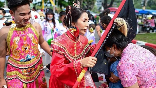Balik lagi ke asal-usul festival ini, dikisahkan bahwa pada abad ke-19 sebuah kelompok opera dari China datang ke Phuket. Tak lama, mereka terserang penyakit malaria di Phuket.  