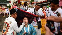 Festival Vegetarian dilakukan oleh masyarakat Phuket sebagai bentuk ucapan syukur dari kesembuhan leluhur mereka. Festival ini cenderung ekstrem untuk bisa dinikmati.  