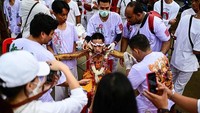 Acara pertama dari festival ini adalah upacara dengan membangun Tiang Lentera. Tiang Lentera harus dibangun minimal 10 meter. Adanya tiang ini sebagai penanda turunnya Dewa Siwa.  