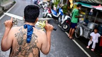 Saat aksi pengorbanan berlangsung, penonton diharapkan menjaga jarak aman. Karena akan ada ratusan penduduk yang berlarian melintasi bara api sampai memanjat tangga tajam dalam keadaan kesurupan.  
