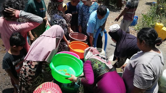 Susah Payah Warga di Pasuruan Tempuh Jarak 2 Kilometer Demi Air Bersih