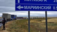 Mobil antre untuk melintasi perbatasan Rusia-Kazakhstan di perbatasan Mariinsky, sekitar 400 kilometer selatan Chelyabinsk, Rusia, Selasa (27/9/2022) waktu setempat. (AP Photo)