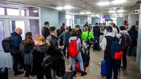 Kantor imigrasi Kazakhstan pun dipenuhi warga Rusia yang ingin mendapatkan Personal Identification Number (INN) Kazakhstan. (Byambasuren Byamba-Ochir/AFP/Getty Images)