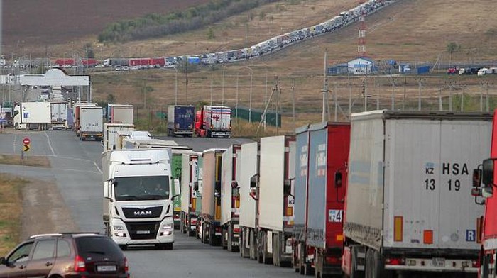 Tak Mau Dikirim ke Ukraina, Warga Rusia Kabur ke Kazakhstan Cars (background) are seen queueing on the Russian side of the border with Kazakhstan near the Kazakh Syrym crossing point on September 27, 2022. - Russian President Vladimir Putin announced on September 21 a mobilisation of hundreds of thousands of Russian men to bolster Moscow's army in Ukraine, sparking demonstrations and an exodus of men abroad. (Photo by STRINGER / AFP) (Photo by STRINGER/AFP via Getty Images)