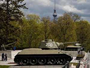 Tank Tua Rusia di Pusat Kota Berlin Sulut Kontroversi