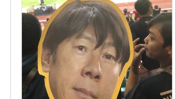 Suporter Timnas RI sampai cetak foto muka Shin Tae-yong dan dibawa ke Stadion Pakansari, Cibinong. Foto: Twitter