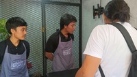Selain itu, sistem pengelolaan didukung oleh teknologi berupa aplikasi dan web dashboard dari jamban.id untuk menjamin kebersihan dan supervisi toilet. Dua penjaga toilet di Pantai Berawa (Foto: Triwidiyanti/detikcom)