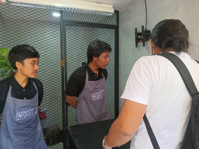 Dua penjaga toilet di Pantai Berawa.