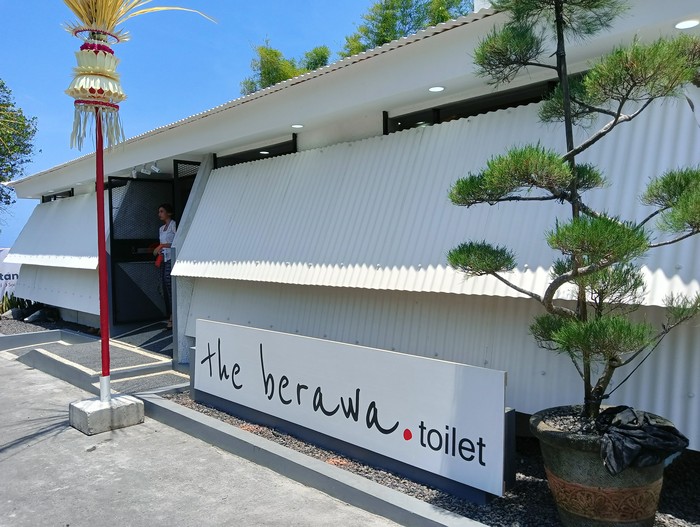 Toilet mewah di Pantai Berawa, Desa Tibubeneng, Badung, Bali.