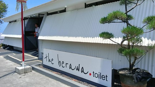 Toilet mewah di Pantai Berawa, Desa Tibubeneng, Badung, Bali.
