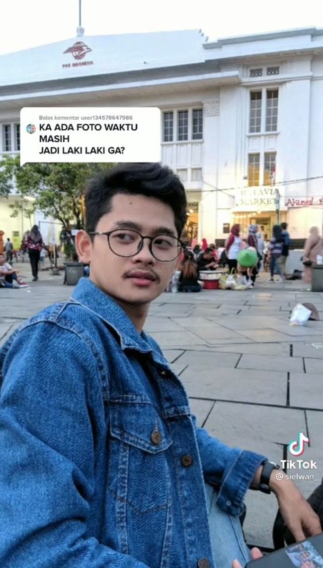 Setelah lulus sekolah, Elwan pernah bekerja menjadi karyawan di pabrik salah satu merek ponsel genggam. Dia kemudian banting setir menjadi TikTokers. Foto: Dok. TikTok @sielwan_.