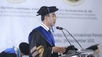 Dalam sambutannya, Prof Edie Toet menyampaikan bahwa Pengukuhan Guru Besar hari ini merupakan suatu kehormatan dan kebahagiaan bagi Seluruh Sivitas Akademika UP, bahwa pada hari ini merupakan peristiwa yang langka bagi Perguruan Tinggi manapun di Indonesia, sebab mengukuhkan 5 Guru Besar sekaligus.