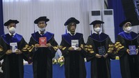 Pengangkatan Guru Besar tersebut meliputi Prof. Dr. Ir. Dwi Rahmalina, MT. dalam Bidang Teknik Mesin pada Program Studi S2 Teknik Mesin, Prof. Dr. apt. Dian Ratih Laksmitawati, M.Biomed. dalam Bidang Ilmu Farmasi Klinik dan Komunitas pada Program Studi S3 Ilmu Farmasi, Prof. Dr. B.F. Sihombing, SH., MH., dalam Bidang Ilmu Hukum pada Program Studi S1 Hukum, Prof. Dr. Ir. Iha Haryani Hatta, SE., MM. dalam Bidang Ilmu Manajemen Pemasaran pada Program Studi S1 Manajemen, dan Prof. Dr. Ir. Arissetyanto Nugroho, MM. dalam Bidang Ilmu Manajemen pada Program Studi S3 Ilmu Ekonomi Sekolah Pascasarjana UP.