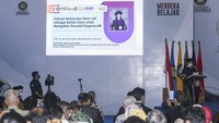 Pada kesempatan ini para Guru Besar yang dikukuhkan diberikan kesempatan untuk menyampaikan orasi ilmiahnya. 
