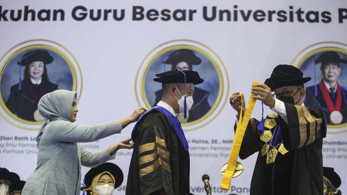 Universitas Pancasila Kukuhkan 5 Guru Besar Sekaligus Universitas Pancasila mengukuhkan 5 guru besar sekaligus. Pengukuhan dilakukan Rektor UP Prof. Edie Toet di Universitas Pancasila, Rabu (28/9/2022).
