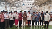 Hal ini disampaikan Mendag Zulkifli Hasan usai melakukan pertemuan dengan petani tembakau dan pelaku industri rokok di Kudus, Jawa Tengah pada Rabu (28/9). Pada pertemuan tersebut, Mendag Zulkifli Hasan didampingi Sekretaris Jenderal Kementerian Perdagangan Suhanto, dan Plt. Direktur Jenderal Perdagangan Dalam Negeri Syailendra. Turut hadir pada pertemuan, Anggota DPR RI daerah pemilihan Madura Slamet Ariyadi, Ketua Umum Paguyuban Pelopor Petani dan Pedagang Tembakau Madura (P4TM), serta pelaku industri rokok. Pertemuan dilakukan di sela peninjauan pabrik rokok PT Djarum dan PT Sukun Wartono. 