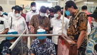 Mendag Zulkifli Hasan menyampaikan, Pemerintah akan terus mendukung industri dalam negeri, seperti industri rokok. Industri rokok merupakan industri padat karya dan menyerap hasil petani cengkeh dan tembakau. 