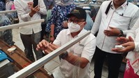 Menteri Perdagangan Zulkifli Hasan menyampaikan, Pemerintah akan terus melindungi kesejahteraan petani tembakau dan cengkeh di dalam negeri. Salah satunya, memastikan kelancaran pasokan bahan baku untuk industri rokok agar tetap berkembang dan maju dengan mempertemukan petani dengan industri.