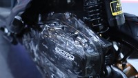 Selanjutnya aksen forged carbon juga tersemat pada area filter udara dan CVT. Terlihat juga Vario 125 ini menggunakan suspensi belakang tipe subtank. Foto: Astra Honda Motor