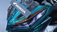 Terdapat aksen forged carbon pada front top cover. Foto: Astra Honda Motor