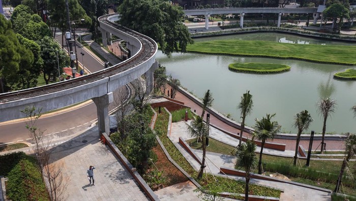 Wajah Terkini TMII, Makin Rapih dan Berkelas Pekerja menyelesaikan proyek revitalisasi gedung Sasono Adiguno di Taman Mini Indonesia Indah, Jakarta, Rabu (28/9/2022). Progres revitalisasi Taman Mini Indonesia Indah (TMII) telah mencapai 98 persen yang akan direncanakan menjadi salah satu lokasi KTT G20. ANTARA FOTO/Asprilla Dwi Adha/aww.