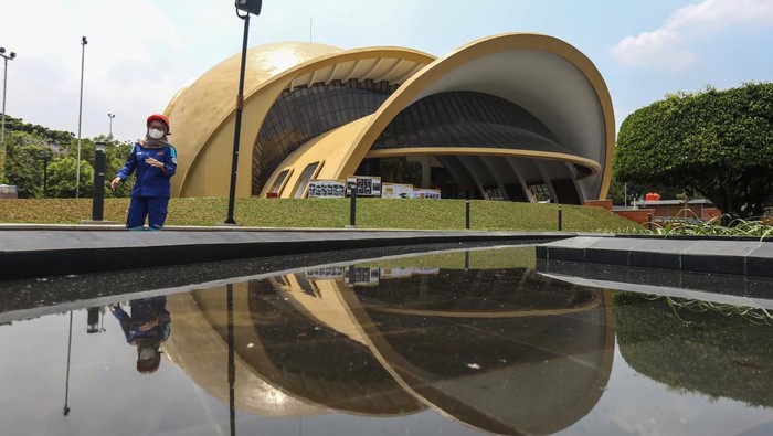 Pekerja menyelesaikan proyek revitalisasi gedung Sasono Adiguno di Taman Mini Indonesia Indah, Jakarta, Rabu (28/9/2022). Progres revitalisasi Taman Mini Indonesia Indah (TMII) telah mencapai 98 persen yang akan direncanakan menjadi salah satu lokasi KTT G20. ANTARA FOTO/Asprilla Dwi Adha/aww.