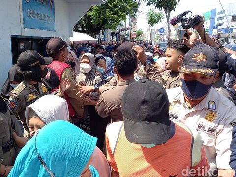 Warga antre membeli sembako murah di Pasar Pagi Kota Tegal, Rabu (28/9/2022).