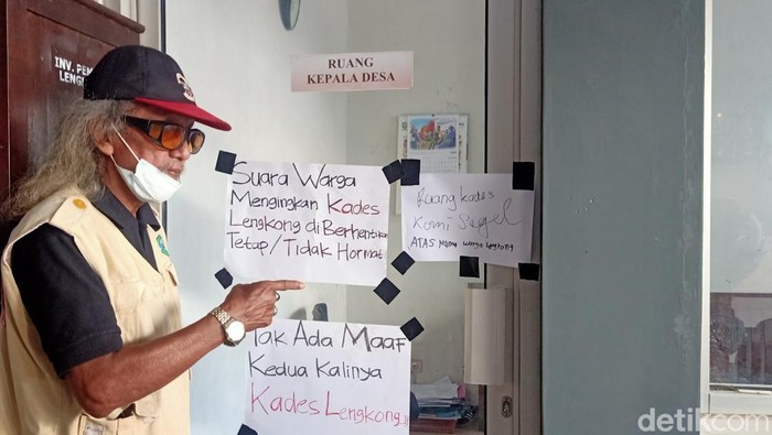 Warga Desa Lengkong, Banjarnegara, geruduk Balai Desa desak Kades mundur dari jabatannya, Rabu (28/9/2022).