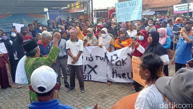 Warga Desa Lengkong, Banjarnegara, geruduk Balai Desa desak Kades mundur dari jabatannya, Rabu (28/9/2022).