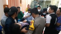 Warga yang menjadi korban keracunan gas diduga dari PT SMGP dibopong warga dan polisi saat memasuki rumah sakit. Dari 79 orang yang keracunan, 9 di antaranya sudah diperbolehkan pulang dan menjalani rawat jalan. (Dok. Polres Madina)