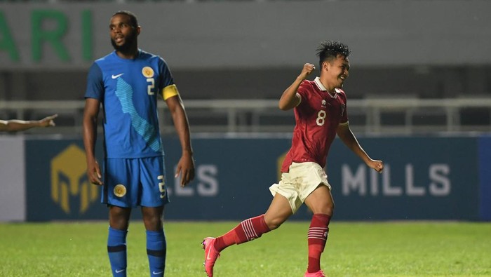 Pesepak bola Tim Nasional Indonesia Witan Sulaeman (kanan) merayakan gol yang dicetak rekannya, Dimas Drajad ke gawang Tim Nasional Curacao Shermaine Martina (kanan) dalam pertandingan FIFA Match Day di Stadion Pakansari, Cibinong, Kabupaten Bogor, Jawa Barat, Selasa (27/9/2022). ANTARA FOTO/Aditya Pradana Putra/hp.