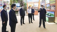 Dalam foto yang dirilis oleh Kantor Berita Xinhua ini, Presiden China Xi Jinping dan para pemimpin China lainnya mengunjungi pameran dengan tema Menuju Era Baru di Beijing Exhibition Hall di Beijing, Selasa, (27/9/2022). Xi Jinping muncul kembali di televisi pemerintah. (Xie Huanchi/Xinhua/AP Photo)