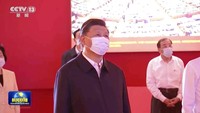Xi diperkirakan akan menerima masa jabatan ketiga, selama lima tahun, sebagai pemimpin Partai Komunis China dalam kongres yang akan dimulai 16 Oktober mendatang. Masa jabatan ketiga itu mematahkan tradisi sejak lama yang hanya membatasi pemimpin China untuk menjabat maksimum dua periode saja. (CCTV/AP Photo)