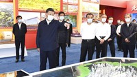 Tampak Perdana Menteri (PM) Li Keqiang dan beberapa jajaran pejabat tinggi China mendampingi Xi dalam momen tersebut. Xi sendiri tampak melihat-lihat beberapa benda yang dipamerkan dan sempat mengomentari kemajuan ekonomi China dalam satu dekade terakhir. Kunjungan itu menjadi penampilan pertama Xi di televisi pemerintah China semenjak dia kembali dari pertemuan puncak di Uzbekistan akhir pekan lalu. (Xie Huanchi/Xinhua/AP Photo)