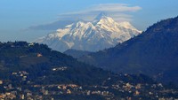 Gunung tertinggi ke-8 dipegang oleh Manaslu di Nepal. Gunung ini memiliki tinggi 8.163 mdpl. Nur Photo/Getty Images
