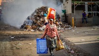 Penjarahan juga terjadi di berbagai sudut kota, salah satu yang jadi sasaran adalah posko bantuan PBB. Foto: AFP via Getty Images/RICHARD PIERRIN