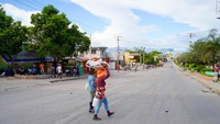 Banyak warga yang memilih untuk tidak keluar rumah sementara waktu sampai situasi mereda. Foto: AFP via Getty Images/RICHARD PIERRIN