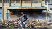 Pertokoan memilih untuk tutup daripada kena risiko dijarah massa. Foto: AFP via Getty Images/RICHARD PIERRIN